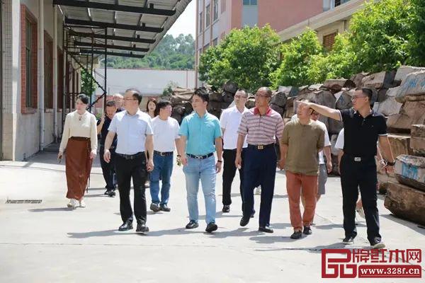 中山市紅木古典家具學(xué)會理事會一行參觀雄業(yè)家具生產(chǎn)基地