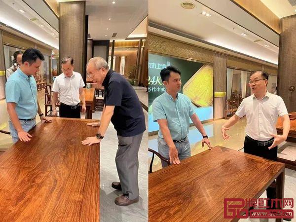 中山紅木古典學(xué)會理事會一行與雄業(yè)家具董事長鐘超雄交談