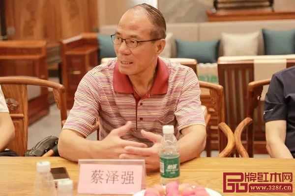 原中山市科學(xué)技術(shù)協(xié)會調(diào)研員、中山市紅木古典家具學(xué)會創(chuàng)辦人蔡澤強發(fā)言