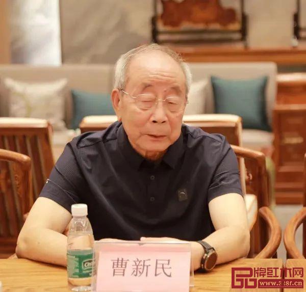 中山市紅木古典家具學(xué)會專家顧問、中國紅木家具技術(shù)專家曹新民發(fā)言