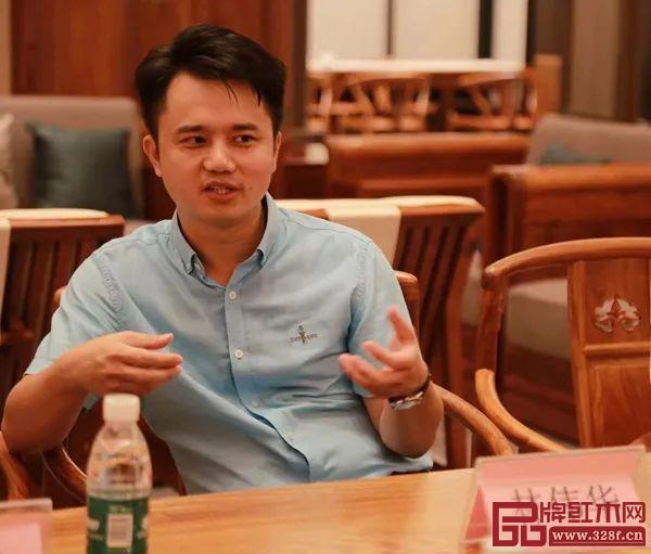 中山市紅木古典家具學(xué)會會長、品牌紅木CEO林偉華發(fā)言