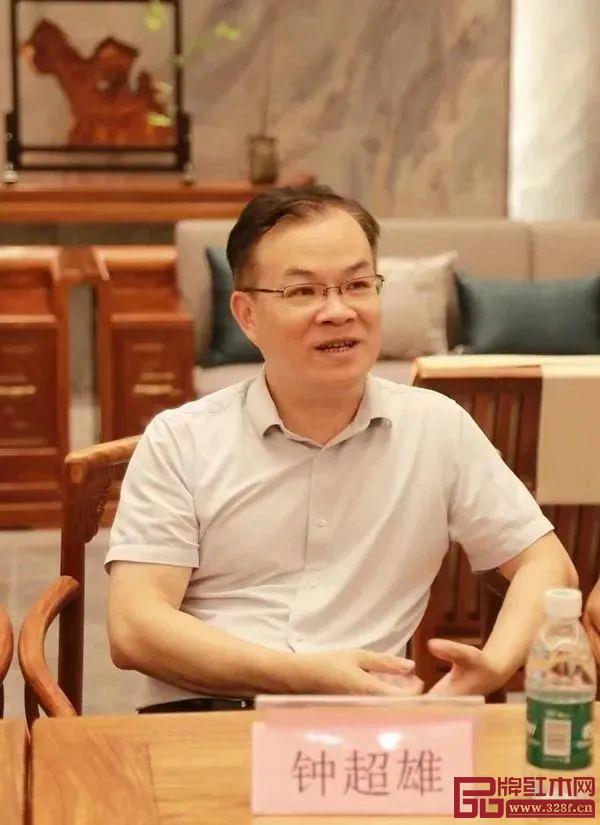 新會大澤古典家具行業(yè)協(xié)會會長、雄業(yè)家具董事長鐘超雄發(fā)言