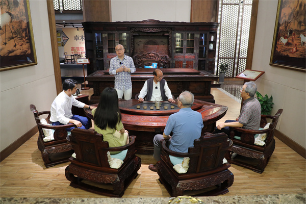 卓木王董事長(zhǎng)杜承三、卓木王總裁杜長(zhǎng)江為《大國(guó)工廠》欄目專家和央視主持人介紹中式高定工廠背后的故事