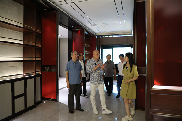 《大國(guó)工廠》欄目專家與央視主持人一起參觀卓木王中式高定家居展廳