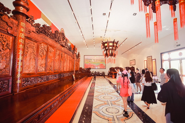 美聯(lián)紅木《盛世中華》目前陳列在美聯(lián)紅木博物館，市民可免費預(yù)約參觀