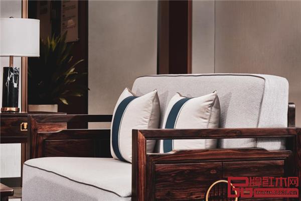 閑適妙鏡沙發(fā)，構(gòu)造和諧，整體美觀自然