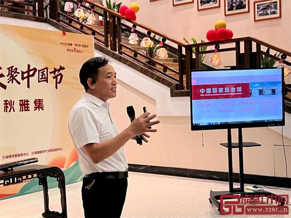 國(guó)方家居總經(jīng)理陳新平致歡迎辭,并介紹了國(guó)方家居設(shè)計(jì)制作的中國(guó)國(guó)家版本館中央總館木作項(xiàng)目 國(guó)方家居總經(jīng)理陳新平致歡迎辭,并介紹了國(guó)方家居設(shè)計(jì)制作的中國(guó)國(guó)家版本館中央總館木作項(xiàng)目