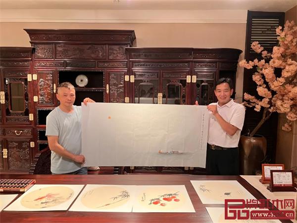 沙溪鎮(zhèn)美術(shù)協(xié)會(huì)會(huì)長(zhǎng)李錫橋現(xiàn)場(chǎng)為國(guó)方家居作畫相贈(zèng) 沙溪鎮(zhèn)美術(shù)協(xié)會(huì)會(huì)長(zhǎng)李錫橋現(xiàn)場(chǎng)為國(guó)方家居作畫相贈(zèng)