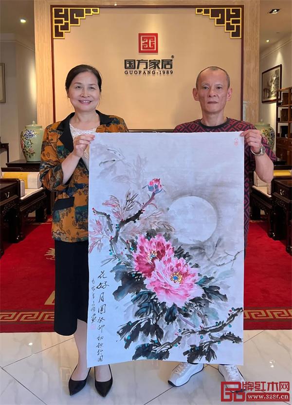 沙溪鎮(zhèn)美術(shù)協(xié)會(huì)理事、嶺南畫派第四代傳人現(xiàn)場(chǎng)為國(guó)方家居作畫相贈(zèng) 沙溪鎮(zhèn)美術(shù)協(xié)會(huì)理事、嶺南畫派第四代傳人現(xiàn)場(chǎng)為國(guó)方家居作畫相贈(zèng)