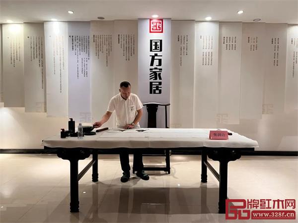 藝術(shù)家們?cè)诂F(xiàn)場(chǎng)為現(xiàn)場(chǎng)觀眾施展才情 藝術(shù)家們?cè)诂F(xiàn)場(chǎng)為現(xiàn)場(chǎng)觀眾施展才情