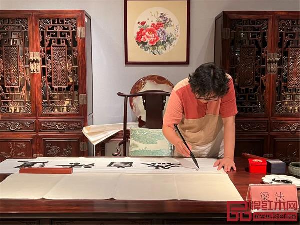 藝術(shù)家們?cè)诂F(xiàn)場(chǎng)為現(xiàn)場(chǎng)觀眾施展才情 藝術(shù)家們?cè)诂F(xiàn)場(chǎng)為現(xiàn)場(chǎng)觀眾施展才情