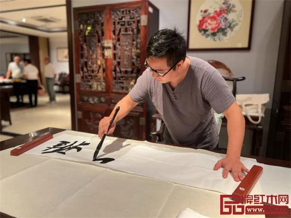 藝術(shù)家們?cè)诂F(xiàn)場(chǎng)為現(xiàn)場(chǎng)觀眾施展才情 藝術(shù)家們?cè)诂F(xiàn)場(chǎng)為現(xiàn)場(chǎng)觀眾施展才情