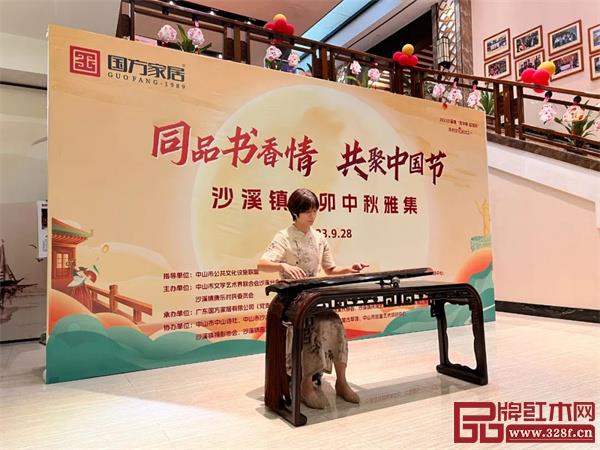 藝術(shù)家們?cè)诂F(xiàn)場(chǎng)為現(xiàn)場(chǎng)觀眾施展才情 藝術(shù)家們?cè)诂F(xiàn)場(chǎng)為現(xiàn)場(chǎng)觀眾施展才情