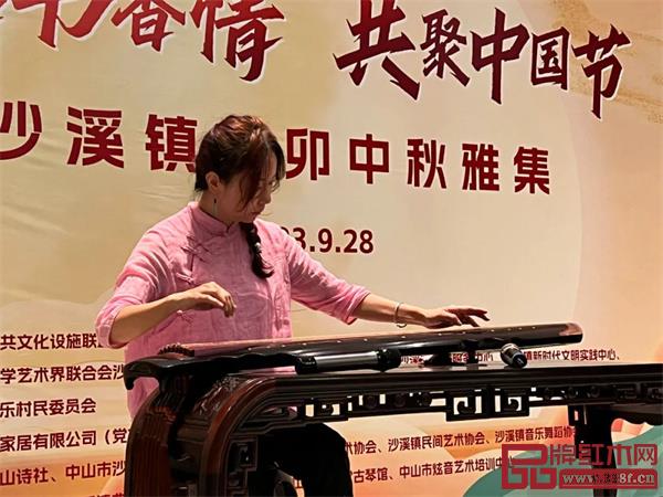 藝術(shù)家們?cè)诂F(xiàn)場(chǎng)為現(xiàn)場(chǎng)觀眾施展才情 藝術(shù)家們?cè)诂F(xiàn)場(chǎng)為現(xiàn)場(chǎng)觀眾施展才情