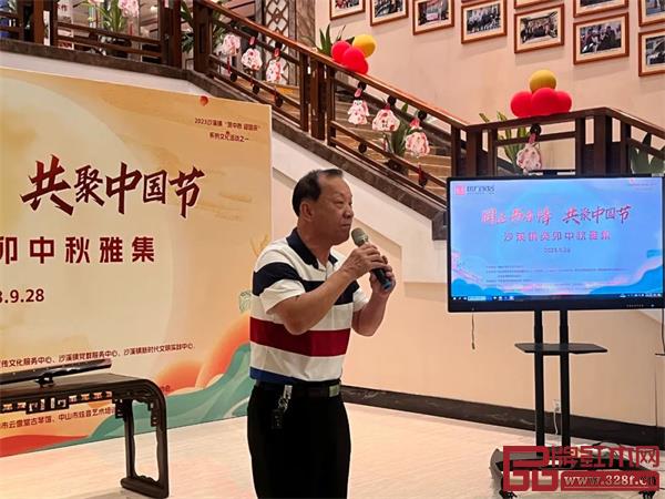 藝術(shù)家們?cè)诂F(xiàn)場(chǎng)為現(xiàn)場(chǎng)觀眾施展才情 藝術(shù)家們?cè)诂F(xiàn)場(chǎng)為現(xiàn)場(chǎng)觀眾施展才情