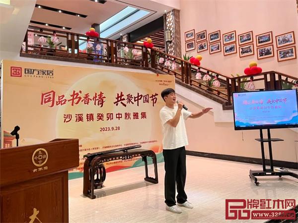 藝術(shù)家們?cè)诂F(xiàn)場(chǎng)為現(xiàn)場(chǎng)觀眾施展才情 藝術(shù)家們?cè)诂F(xiàn)場(chǎng)為現(xiàn)場(chǎng)觀眾施展才情