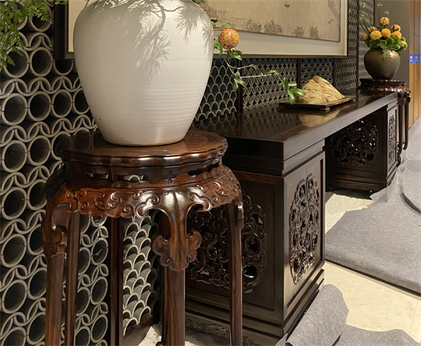 【圓形如意花架+螭龍紋架幾案】