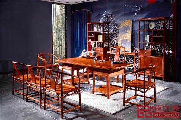 雅宋紅木《珍品沙發(fā)》，整體的枳黃色調(diào)與空間恰似一體