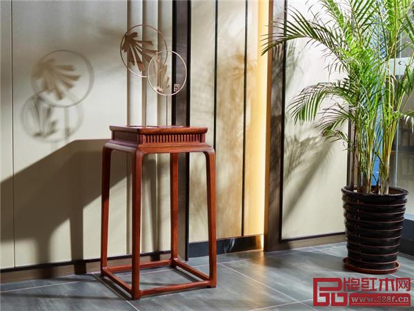 雅宋紅木《宋氏花架》，以少量的設計元素創(chuàng)造出適度的留白效果