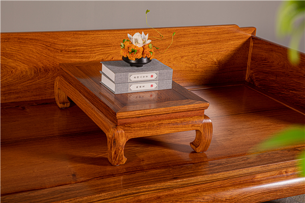 巧奪天工紅木《三屏風獨板圍子羅漢床》,整體器型方正古樸,通體光素 巧奪天工紅木《三屏風獨板圍子羅漢床》,整體器型方正古樸,通體光素