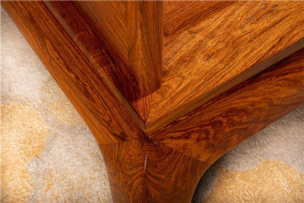 巧奪天工紅木該羅漢床用料厚實,工藝精巧 巧奪天工紅木該羅漢床用料厚實,工藝精巧