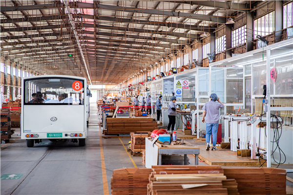 巧奪天工紅木規(guī)模與產(chǎn)能名列前茅,獨踞“高質(zhì)量發(fā)展企業(yè)”和“企業(yè)標準領(lǐng)跑者”稱號 巧奪天工紅木規(guī)模與產(chǎn)能名列前茅,獨踞“高質(zhì)量發(fā)展企業(yè)”和“企業(yè)標準領(lǐng)跑者”稱號