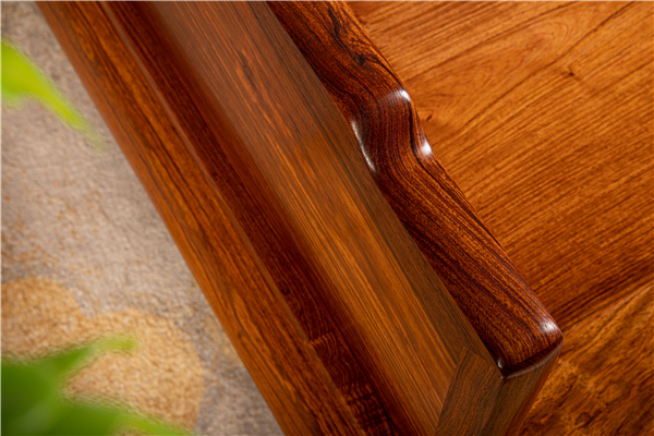 巧奪天工紅木《三屏風獨板圍子羅漢床》在細節(jié)的線條美感上做得十分到位 巧奪天工紅木《三屏風獨板圍子羅漢床》在細節(jié)的線條美感上做得十分到位