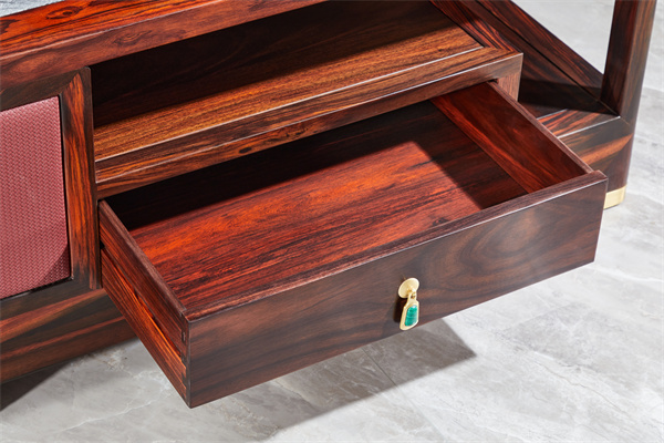 黃銅被廣泛應(yīng)用于東遇家居家具的結(jié)構(gòu)和裝飾中 黃銅被廣泛應(yīng)用于東遇家居家具的結(jié)構(gòu)和裝飾中