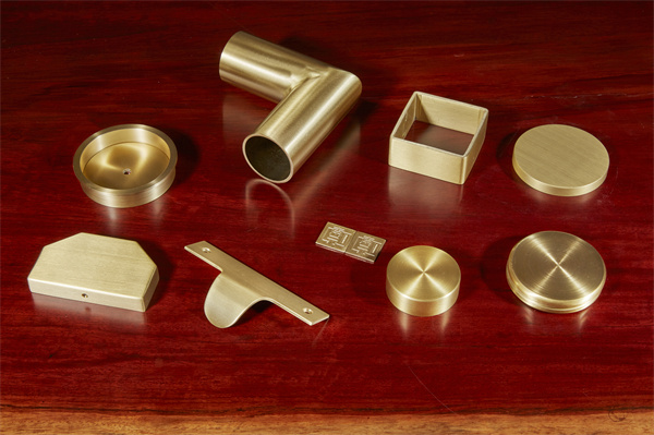 銅件光滑無(wú)印、外觀亮麗,印上東遇家居特有的logo,造型獨(dú)特 銅件光滑無(wú)印、外觀亮麗,印上東遇家居特有的logo,造型獨(dú)特