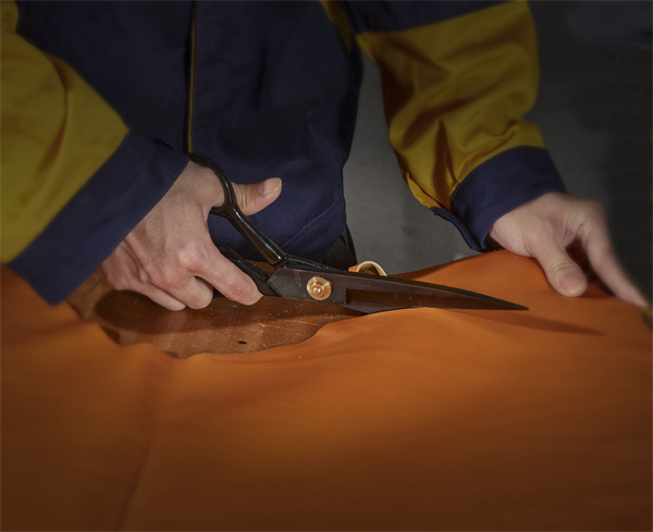 經(jīng)過(guò)多道工序,保證每件皮革制品的質(zhì)感 經(jīng)過(guò)多道工序,保證每件皮革制品的質(zhì)感