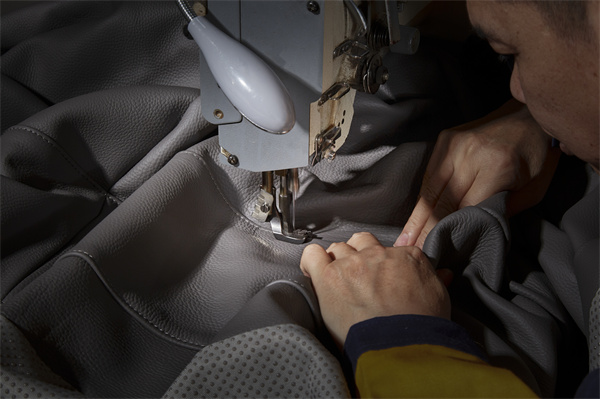 經(jīng)過(guò)多道工序,保證每件皮革制品的質(zhì)感 經(jīng)過(guò)多道工序,保證每件皮革制品的質(zhì)感