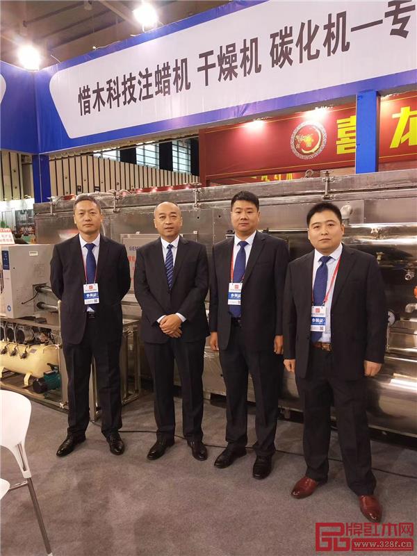 惜木科技董事長(zhǎng)孫志剛與其團(tuán)隊(duì)成員攜精品設(shè)備亮相展會(huì)