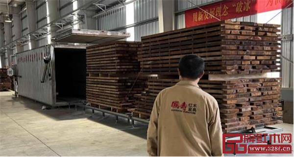 “烘干”與“穩(wěn)定”一體機(jī)在國(guó)壽紅木使用現(xiàn)場(chǎng)