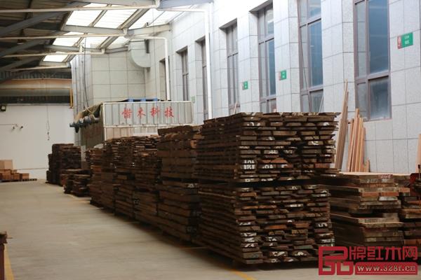 “烘干”與“穩(wěn)定”一體機(jī)在國(guó)壽紅木使用現(xiàn)場(chǎng)