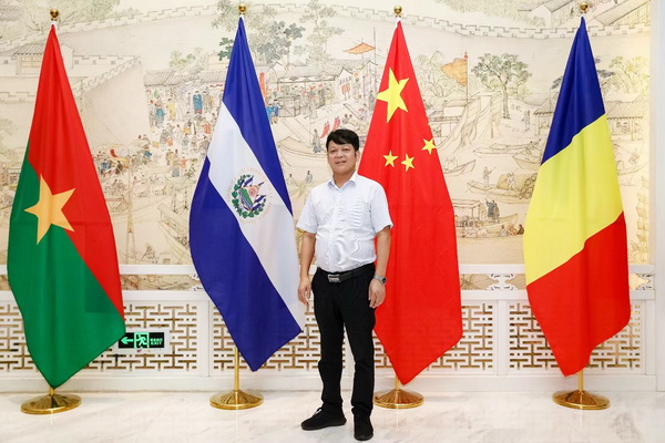 廣豐木雕非物質(zhì)文化遺產(chǎn)傳承人、樟寶軒創(chuàng)始人劉孝樟 廣豐木雕非物質(zhì)文化遺產(chǎn)傳承人、樟寶軒創(chuàng)始人劉孝樟