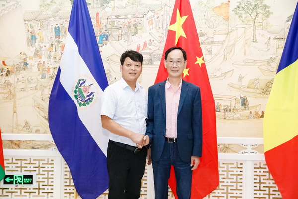 樟寶軒創(chuàng)始人劉孝樟(左)與原文化部副部長(zhǎng)、國(guó)家博物館首任館長(zhǎng)潘震宙(右)合影 樟寶軒創(chuàng)始人劉孝樟(左)與原文化部副部長(zhǎng)、國(guó)家博物館首任館長(zhǎng)潘震宙(右)合影