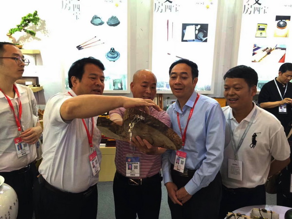 劉孝樟(右一)與江西省文化廳和旅游廳池紅廳長(zhǎng)(右二)在展會(huì)上交流 劉孝樟(右一)與江西省文化廳和旅游廳池紅廳長(zhǎng)(右二)在展會(huì)上交流