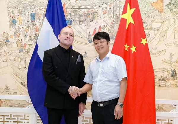 樟寶軒創(chuàng)始人劉孝樟作為中外友好與文化宣傳大使(右)與薩爾瓦多共和國(guó)駐華大使阿爾瓦雷斯先生(左)合影 樟寶軒創(chuàng)始人劉孝樟作為中外友好與文化宣傳大使(右)與薩爾瓦多共和國(guó)駐華大使阿爾瓦雷斯先生(左)合影
