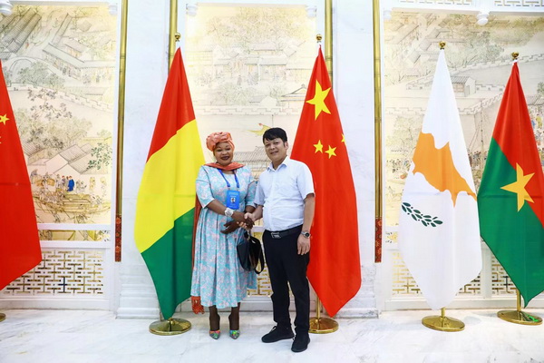 劉孝樟作為中外友好與文化宣傳大使(右)與幾內(nèi)亞共和國(guó)駐華大使阿米納塔.科伊塔女士(左)合影 劉孝樟作為中外友好與文化宣傳大使(右)與幾內(nèi)亞共和國(guó)駐華大使阿米納塔.科伊塔女士(左)合影