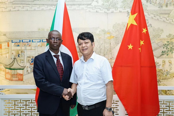 劉孝樟作為中外友好與文化宣傳大使(右)與布隆迪共和國(guó)駐華大使特雷斯弗爾.伊拉姆博納先生(左)合影 劉孝樟作為中外友好與文化宣傳大使(右)與布隆迪共和國(guó)駐華大使特雷斯弗爾.伊拉姆博納先生(左)合影