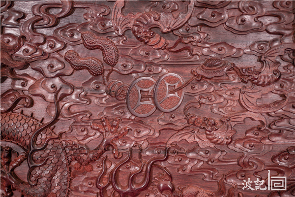 蝙蝠與銅錢(qián)紋組合,寓為“福在眼前” 蝙蝠與銅錢(qián)紋組合,寓為“福在眼前”