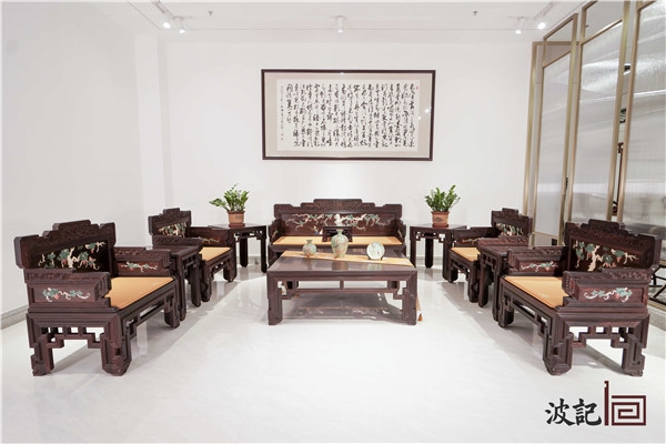 依《清·百寶鑲花果圖寶座》打造的《小葉紫檀提子寶座沙發(fā)》 依《清·百寶鑲花果圖寶座》打造的《小葉紫檀提子寶座沙發(fā)》