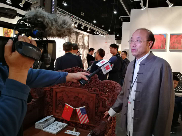 杜承三大師攜作品《中國夢和諧寶座》參加洛杉磯國際藝術(shù)博覽會中國國家展,現(xiàn)場接受美新社等媒體采訪 杜承三大師攜作品《中國夢和諧寶座》參加洛杉磯國際藝術(shù)博覽會中國國家展,現(xiàn)場接受美新社等媒體采訪
