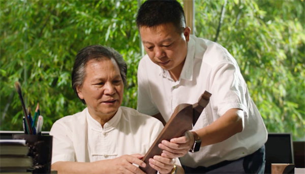 明堂家居總經(jīng)理張向榮(右)與亞太地區(qū)手工藝大師陸光正(左) 明堂家居總經(jīng)理張向榮(右)與亞太地區(qū)手工藝大師陸光正(左)