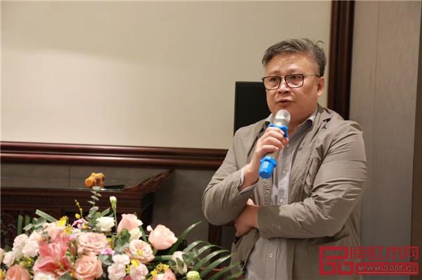 中山市紅木家具行業(yè)協(xié)會(huì)協(xié)會(huì)會(huì)長(zhǎng)、紅博城董事辦主任林志洪發(fā)言 中山市紅木家具行業(yè)協(xié)會(huì)協(xié)會(huì)會(huì)長(zhǎng)、紅博城董事辦主任林志洪發(fā)言