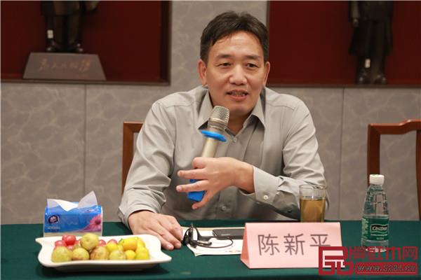 高級(jí)工藝美術(shù)師、國(guó)方家居董事長(zhǎng)陳新平發(fā)言 高級(jí)工藝美術(shù)師、國(guó)方家居董事長(zhǎng)陳新平發(fā)言