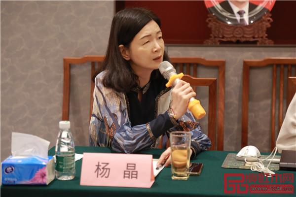 紅古軒營(yíng)銷(xiāo)總監(jiān)楊晶發(fā)言 紅古軒營(yíng)銷(xiāo)總監(jiān)楊晶發(fā)言