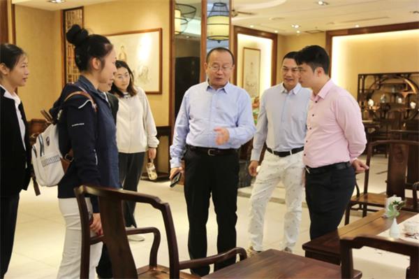 故宮博物院“英才計劃”周京南研究員一行走進(jìn)鴻運(yùn)堂，贊賞典藏家具有傳承更有創(chuàng)新！