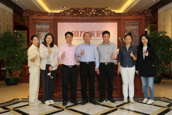 故宮家具專家走進(jìn)中山紅木產(chǎn)區(qū)，點(diǎn)贊中山紅木的創(chuàng)新精神