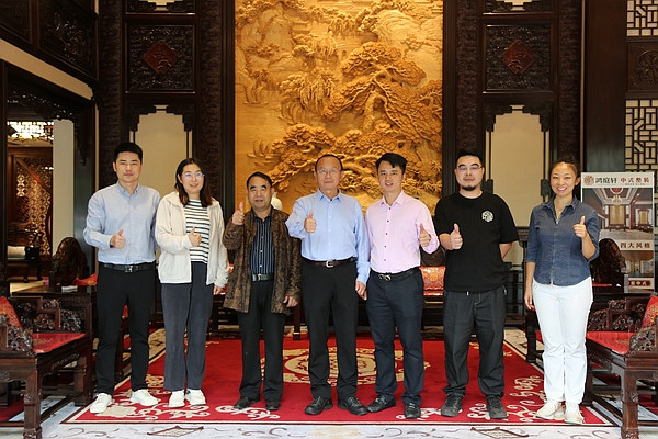 周京南研究員、陳戴青大師、林偉華會長與陳金江總經(jīng)理等合影 周京南研究員、陳戴青大師、林偉華會長與陳金江總經(jīng)理等合影